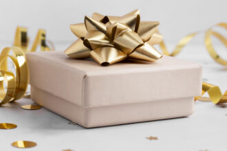 Cadeau personnalisé ou cadeau standard : lequel laisse vraiment une trace ?